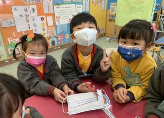 剪開口罩，一起看看裏面的結構，加深對口罩的認識！Let’s see how many layers a mask have.