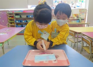口罩能防水嗎？一起噴噴水尋找答案啦! Let's test if the mask is water-resistant or not.