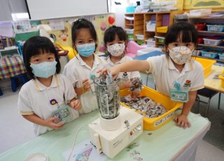 我們在進行再造紙的實驗，學習珍惜紙張的重要性！We can make recycled paper!