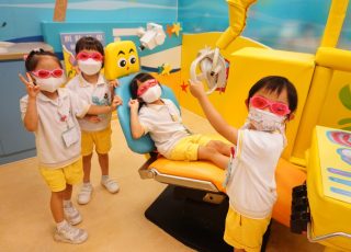 扮演小牙醫，檢查牙齒的狀況。This is so much fun to visit Brighter Smiles Playland!