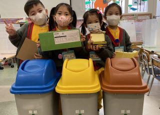 藍廢紙、黃鋁罐、啡膠樽，分類沒難度！Let's recycle!