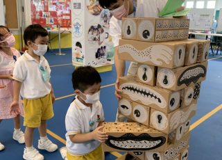 這是小學哥哥姐姐製作的玩意，真具創意呢！Primary School Tour-We have to take this block out carefully!