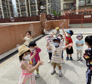 吹泡泡，真好玩，隨風飄揚的泡沫真漂亮喔! Blowing bubble is so much fun!