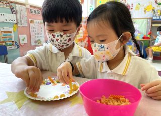 意粉款式多羅羅，拼拼貼貼樂趣多，我們的意粉畫作完成了!  We are making pasta craft!
