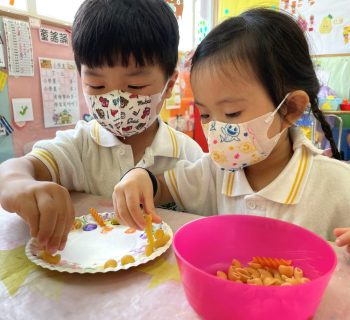 意粉款式多羅羅，拼拼貼貼樂趣多，我們的意粉畫作完成了!  We are making pasta craft!