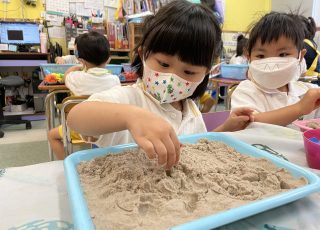 沙沙尋寶樂趣多，猜一猜，找一找，究竟甚麼藏於沙  Let me find out what's hidden in the sand!