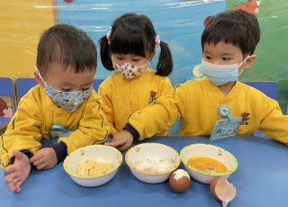 炒蛋、煎蛋和烚蛋，還有滑滑的生雞蛋，我們最愛吃雞蛋。We like to eat egg!