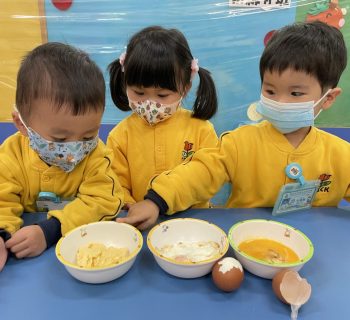 炒蛋、煎蛋和烚蛋，還有滑滑的生雞蛋，我們最愛吃雞蛋。We like to eat egg!