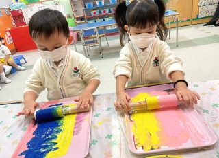 環保紙筒真有用，向前滾，向後滾，創作美麗的圖工。 Look at the paper roll! We can use recycled material to make our craft!