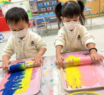 環保紙筒真有用，向前滾，向後滾，創作美麗的圖工。 Look at the paper roll! We can use recycled material to make our craft!