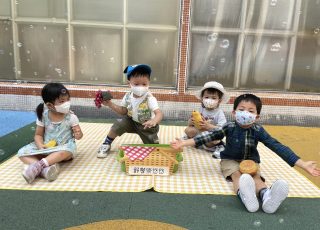 秋高氣爽天氣好，結伴野餐樂悠悠。 Autumn is the best season for picnic!