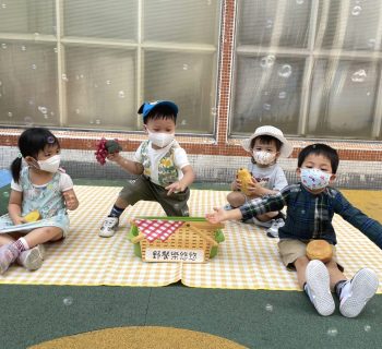 秋高氣爽天氣好，結伴野餐樂悠悠。 Autumn is the best season for picnic!