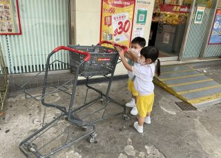 超級市場貨品多，推著購物車去購物吧! Let's go shopping in the supermarket!