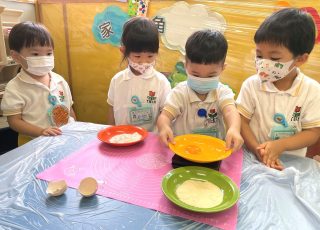雞蛋有多重 麵粉有多重 一起用用電子磅，磅磅便知道答案。How heavy are the eggs and flour ？Let's chek it out with the electronic scale!