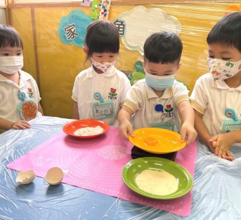 雞蛋有多重 麵粉有多重 一起用用電子磅，磅磅便知道答案。How heavy are the eggs and flour ？Let's chek it out with the electronic scale!