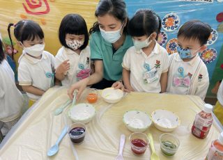 齊來做個小實驗，麵粉加上蔬菜汁，變出七彩的麵糰吧! Experiment time! Making colourful noodles is so much fun!