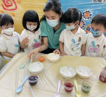 齊來做個小實驗，麵粉加上蔬菜汁，變出七彩的麵糰吧! Experiment time! Making colourful noodles is so much fun!