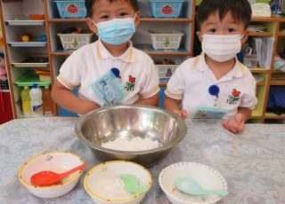 我們一起運用不同材料自製泥膠，真有趣！We can make our own playdough! It is interesting!