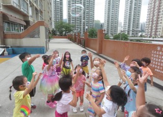 一起跳高拍泡泡，看誰跳得最高！ Let's jump higer and see who can reach the  bubble!