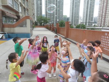 一起跳高拍泡泡，看誰跳得最高！ Let's jump higer and see who can reach the  bubble!