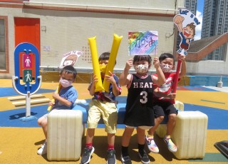 加油！努力！為同學們打打氣！ We are cheering for our friends!
