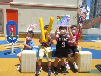 加油！努力！為同學們打打氣！ We are cheering for our friends!