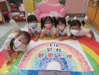 在方案教學中，我們不但認識到彩虹的形成，更自製出彩虹呢！We can make a rainbow!