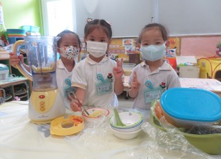 我們利用水果進行榨汁，你想嚐一嚐嗎？ We are making juice! Would you like to try？