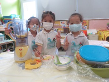 我們利用水果進行榨汁，你想嚐一嚐嗎？ We are making juice! Would you like to try？