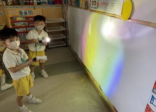 我們把光變成了七彩顏色，真神奇呀！Let me show you how to make a rainbow by using a torch!