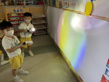 我們把光變成了七彩顏色，真神奇呀！Let me show you how to make a rainbow by using a torch!