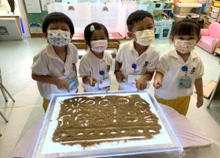 我們用手指畫了一幅沙畫，真漂亮呢！We can use our fingers to draw!