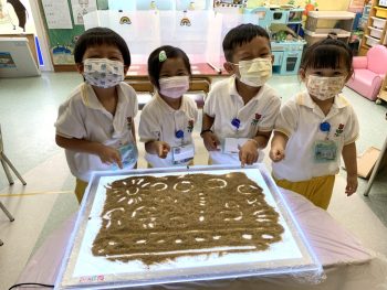我們用手指畫了一幅沙畫，真漂亮呢！We can use our fingers to draw!
