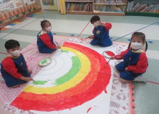 我們用水彩畫出了一道美麗的彩虹！Let's use watercolour to draw a beautiful rainbow!