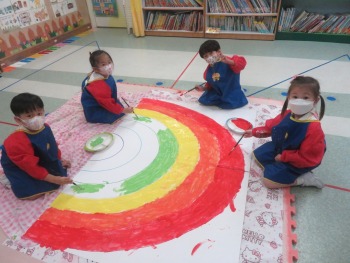 我們用水彩畫出了一道美麗的彩虹！Let's use watercolour to draw a beautiful rainbow!