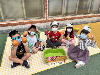 結伴同野餐，歡樂笑呵呵！Do you want to go picnic with me？ It is so much fun!