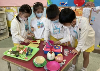 在蟹的方案教學中，我們在學習不同烹調蟹的方法！Project- Crabs We are the little chefs, let us prepare a crab dish foryou!