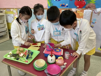 在蟹的方案教學中，我們在學習不同烹調蟹的方法！Project- Crabs We are the little chefs, let us prepare a crab dish foryou!
