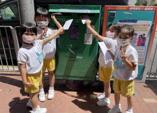 寫下滿滿的心意，寄給親愛的家人。We send letters to our families.