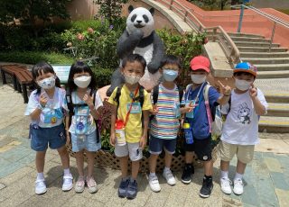 我們到海洋公園舉辦畢業旅行，玩得樂而忘返呢！We celebrate the graduation with a trip to the Ocean Park.
