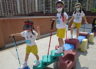 我們裝備齊全，模擬行山，真具挑戰性呀！It's time to gear up!Let's go hiking