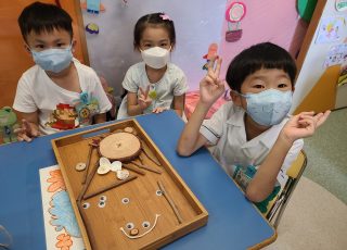 猜一猜，我們利用大自然素材拼出了什麼圖案吧！Do you know what we are making with natural materials ？