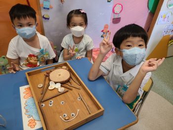 猜一猜，我們利用大自然素材拼出了什麼圖案吧！Do you know what we are making with natural materials ？