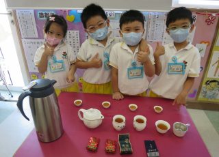 聞一聞，嚐一嚐，一同學習品茶吧！Would you like some tea？
