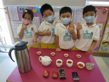 聞一聞，嚐一嚐，一同學習品茶吧！Would you like some tea？