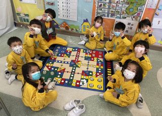 能與同伴一起玩大型飛行棋，說說笑笑，真開心呢！We love playng board games with our friends.