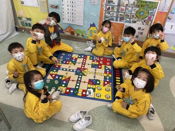 能與同伴一起玩大型飛行棋，說說笑笑，真開心呢！We love playng board games with our friends.