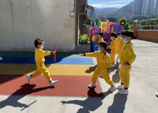 這是我們的班際接力賽，每位隊員都十分落力呀！Go!Go!Go!We are running in a relay race.