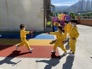這是我們的班際接力賽，每位隊員都十分落力呀！Go!Go!Go!We are running in a relay race.