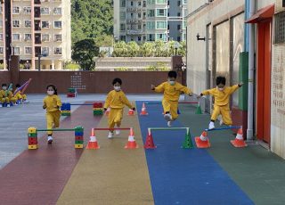 高班運動日，欣賞各人的長處，大家都十分盡力完成比賽呢！We tried our best in the hurdle race.